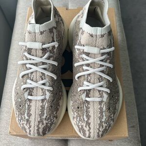 ✨Authentic✨ Yezzy Boost 380 Pyrite Size 7.5 Mens (Size 9 Women)